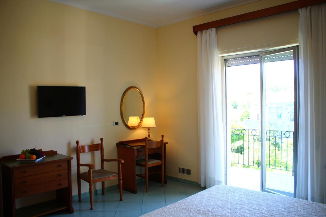 איסקיה Hotel Terme Alexander מראה חיצוני תמונה