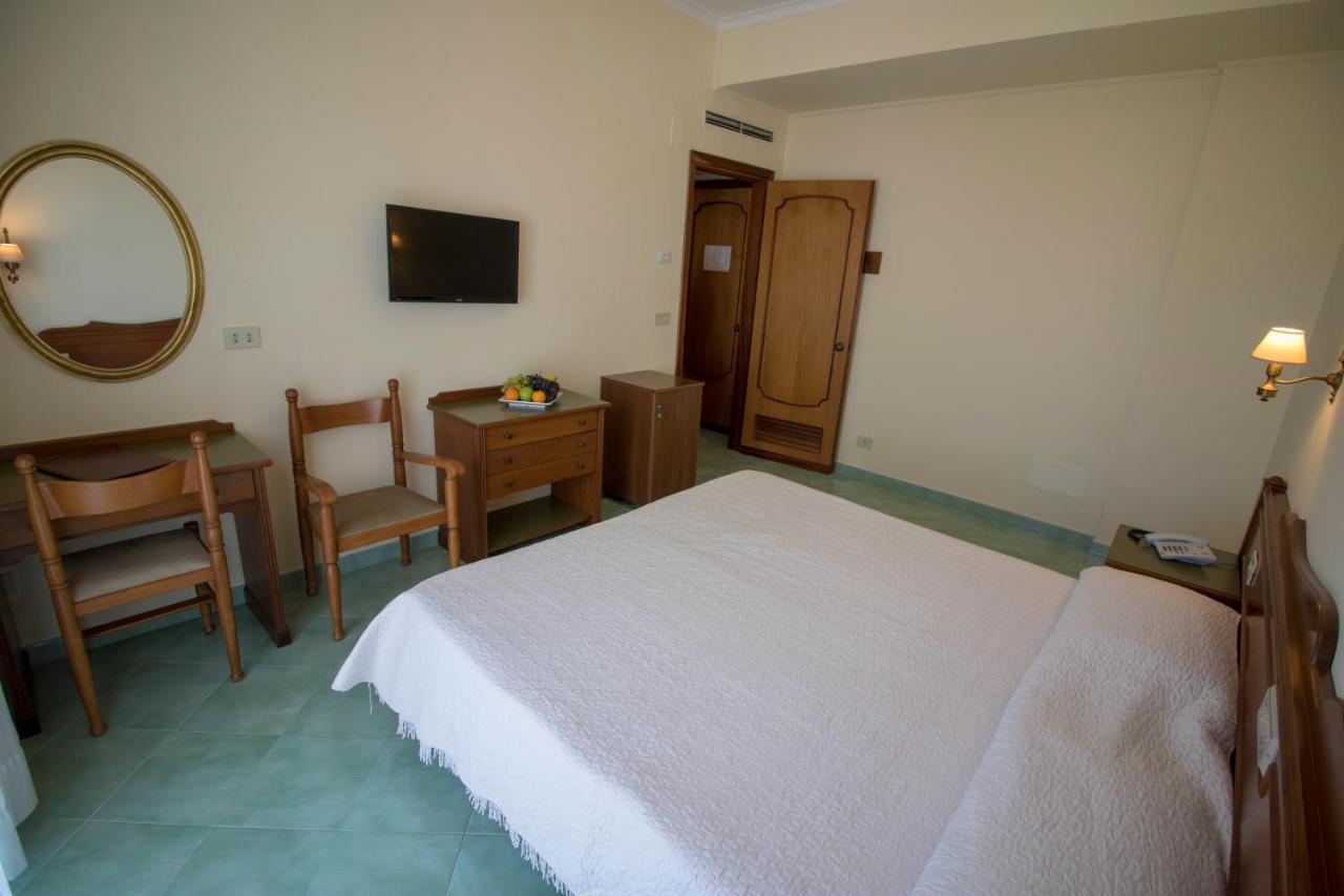 איסקיה Hotel Terme Alexander מראה חיצוני תמונה
